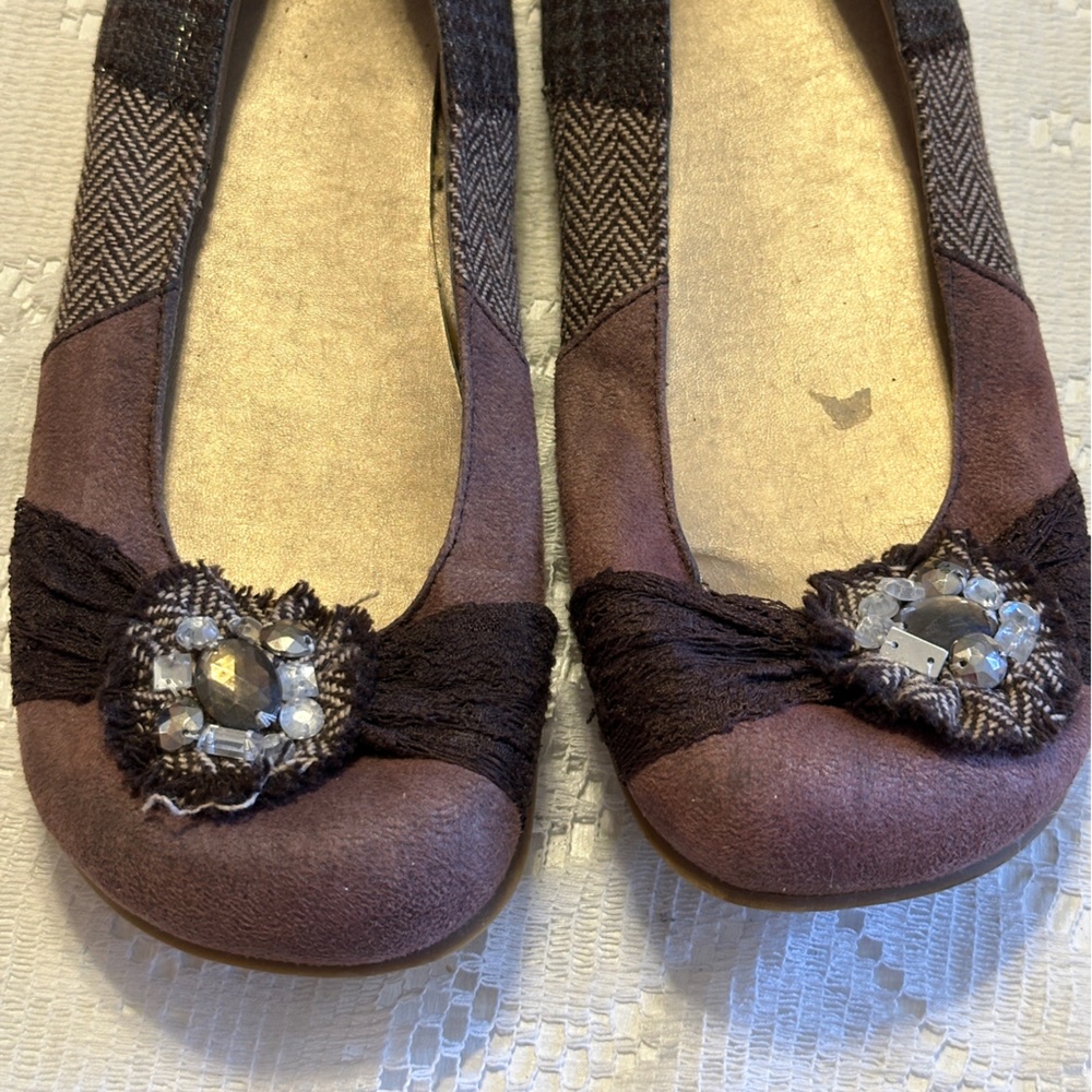 Bke sole Flats Mary Jane’s Brown Patchwork Flower embellished
Sz 8.5 M comfy